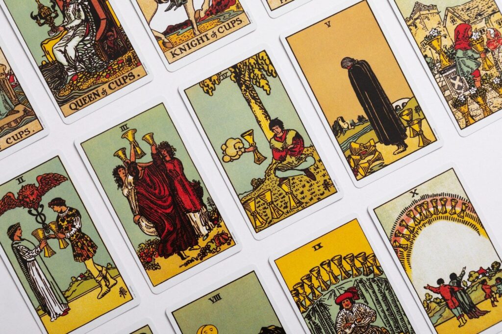Cartas de Copas del tarot Rider-Waite-Smith dispuestas en filas, entre ellas el Dos de Copas, el Tres de Copas, el Diez de Copas y la Reina de Copas