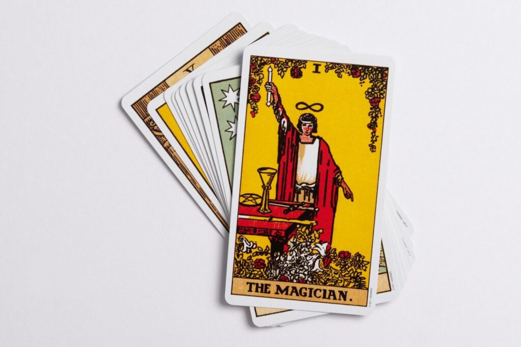 Un pequeño abanico de cartas del tarot Rider-Waite-Smith con El Mago encima